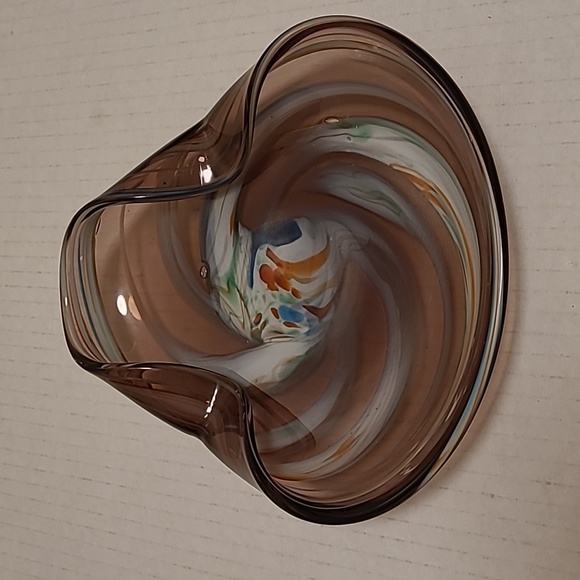 Beautiful Art Glass Ruffled Trinket Dish - Picture 16 of 16